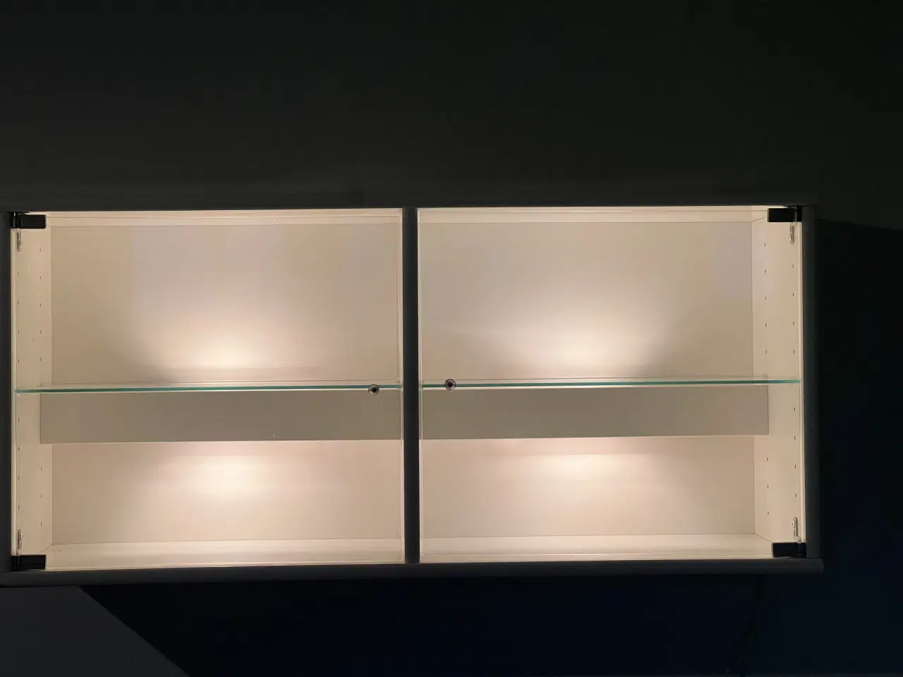 Billede 2 - Vitrineskab med lys