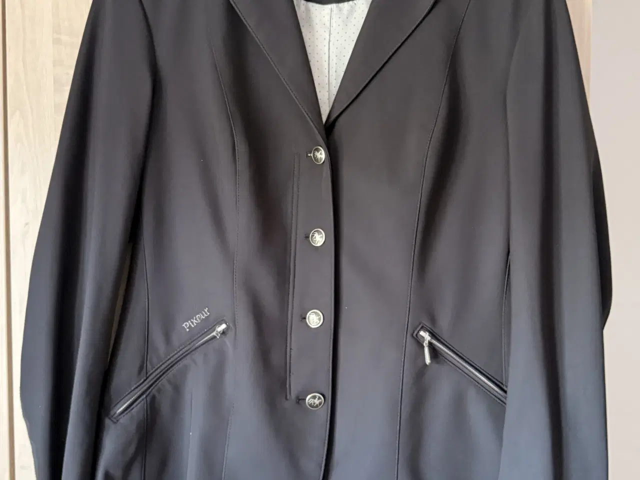 Billede 9 - Pikeur Saphira stævnejakke sælges