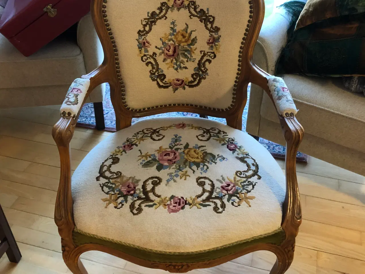 Billede 1 - Stole med stof broderi sælges