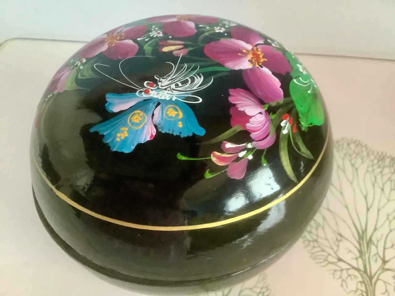 Billede 4 - Smukt lakskrin med håndmalet blomster.