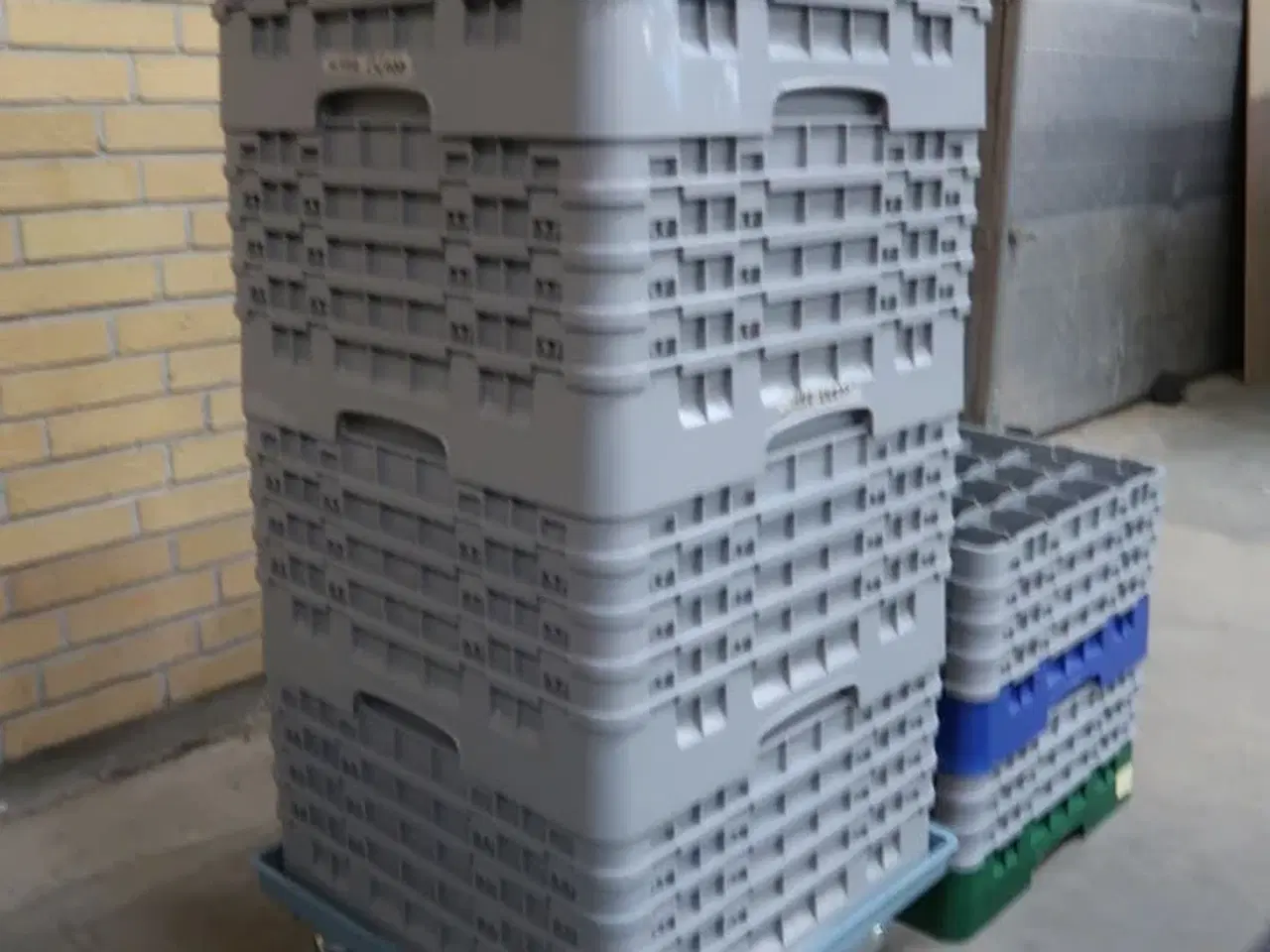 Billede 4 - Lav kurvevogn med 8 stk. opvaskebakker