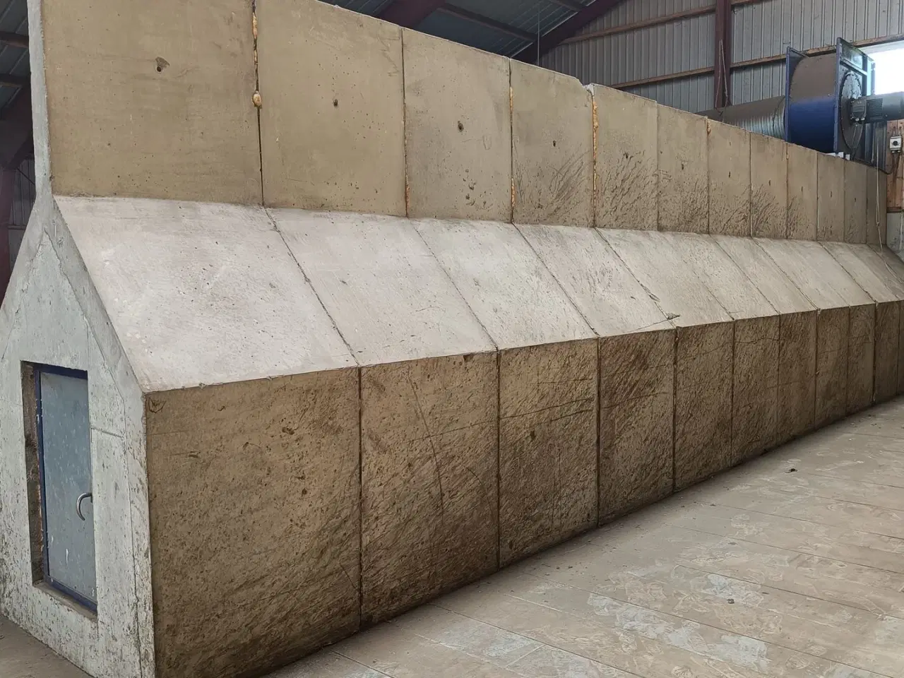 Billede 1 - - - - Hovedkanal beton Beton hovedkanal  3 m høj  og 12 meter lang