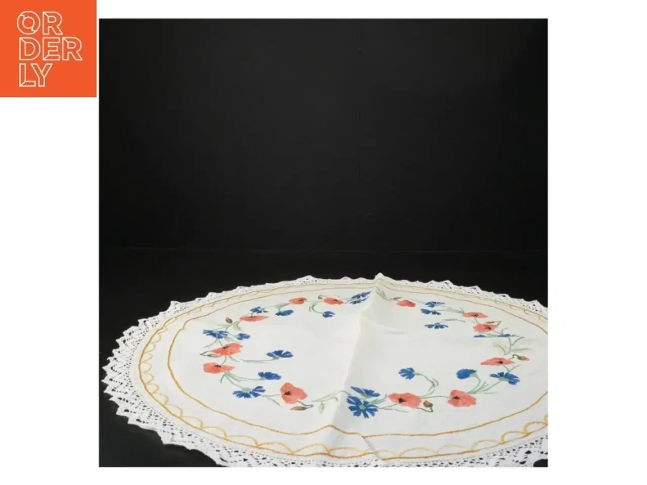 Billede 3 - Broderet borddug med blomster (str. Ø. 48 cm)