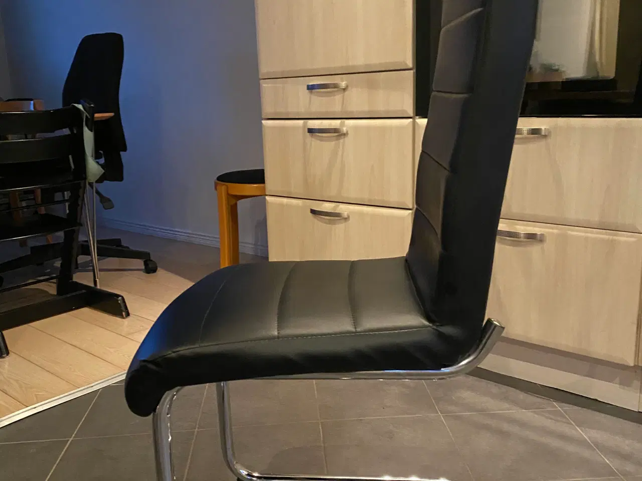 Billede 2 - Spisebordsstole i sort og med  stålben