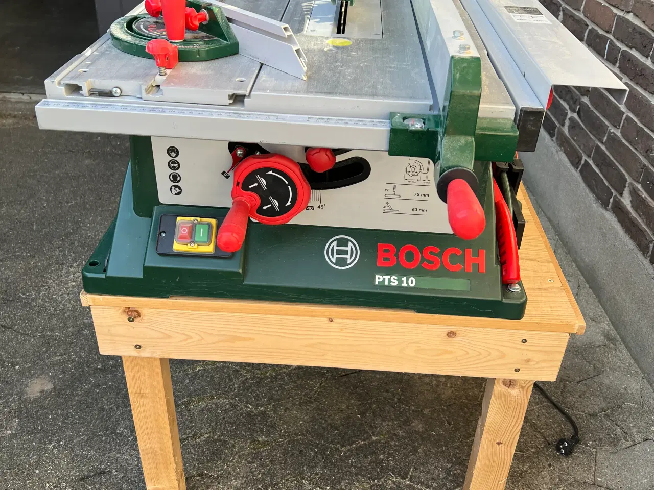 Billede 1 - Rundsav på bord og med spånsuger