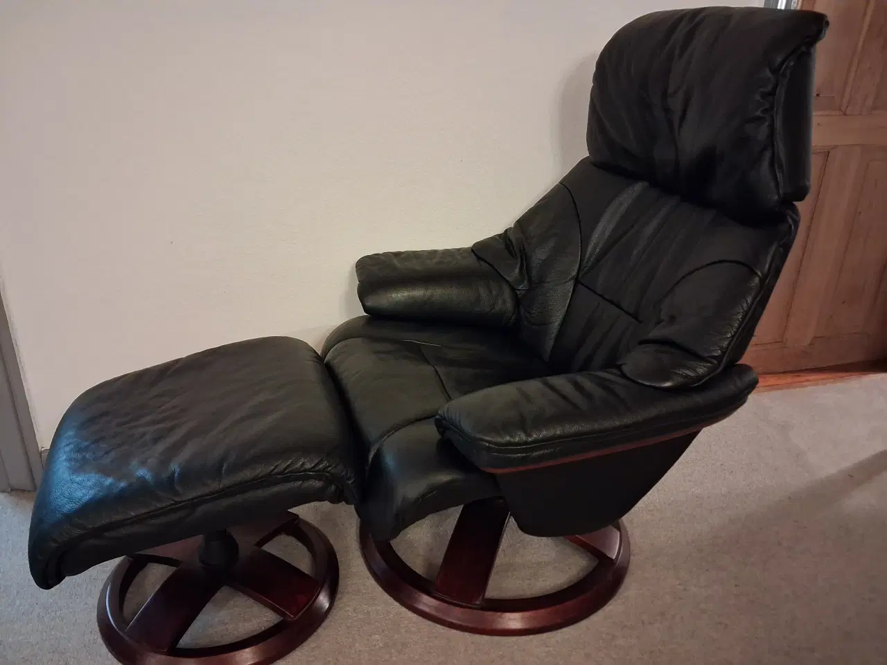 Billede 1 - BD Lænestol af sort læder med træfod og skammel