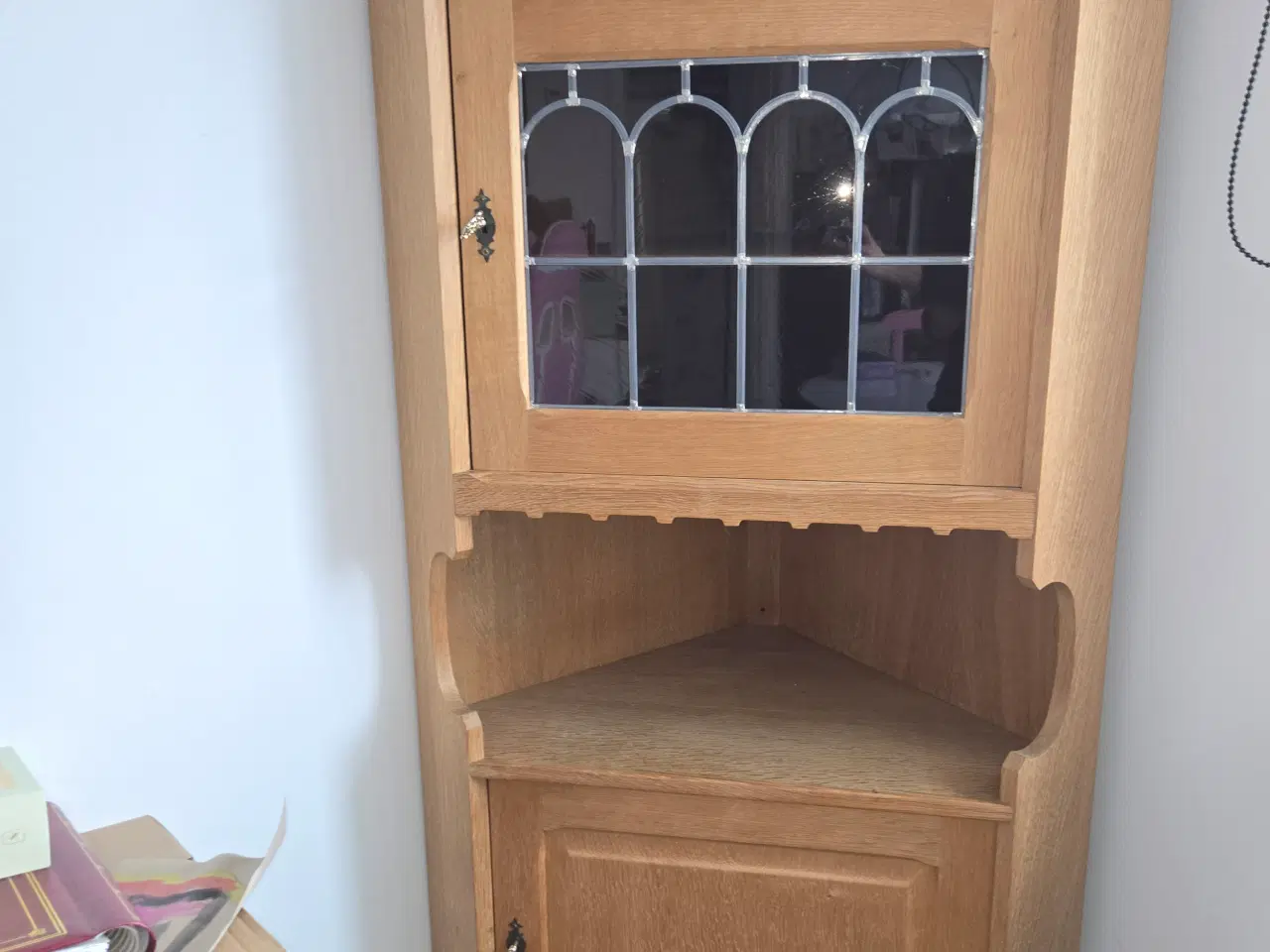 Billede 2 - Hjørneskab med 2 skabe