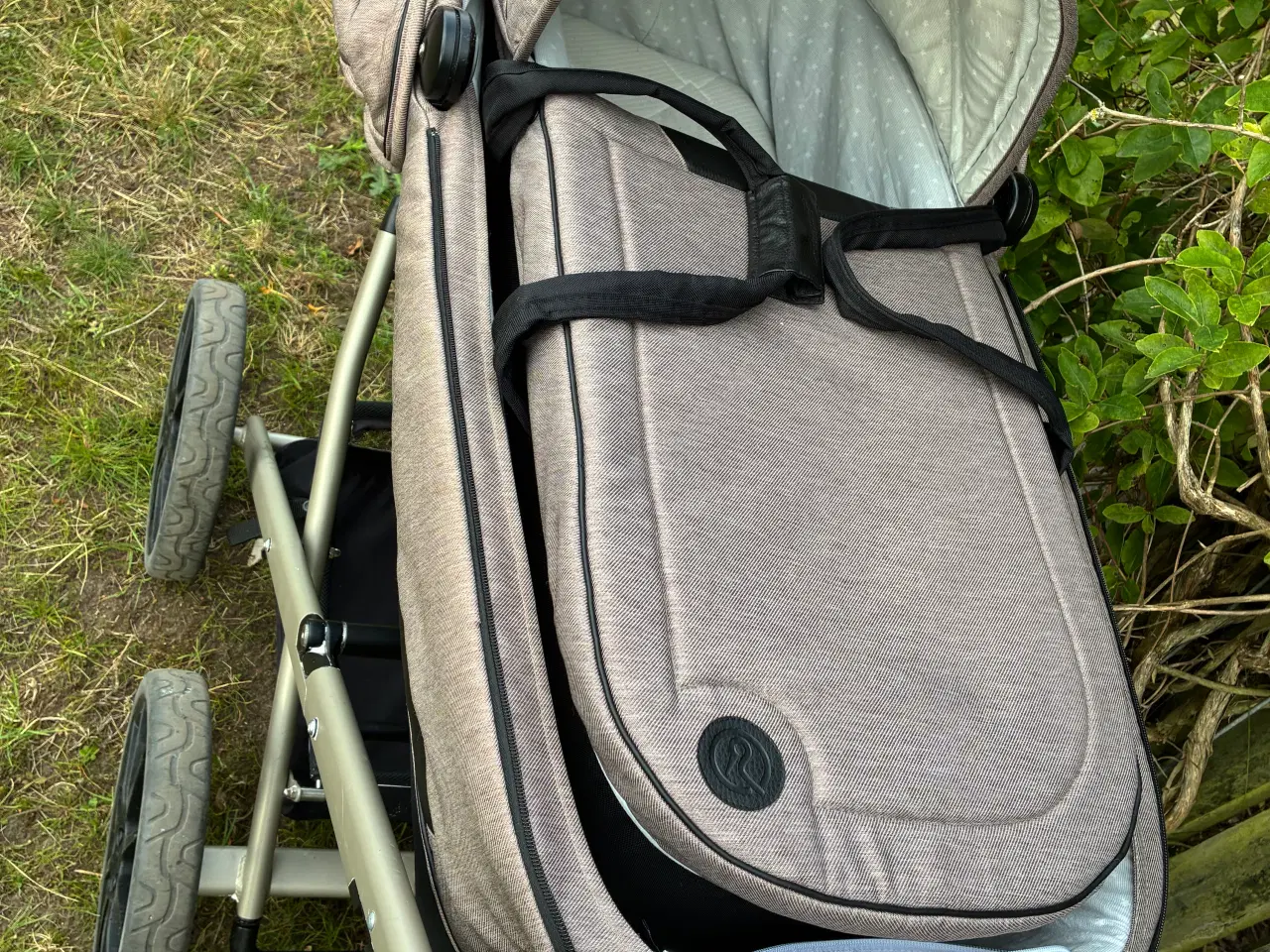 Billede 3 - Walnut Stork barnevogn med champagne stel