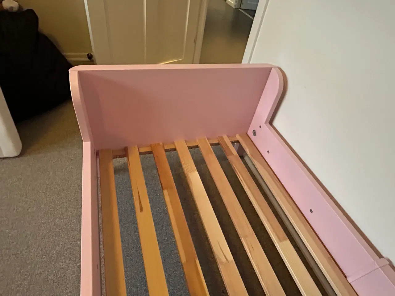 Billede 4 - Flot og solid udtræksseng til pige