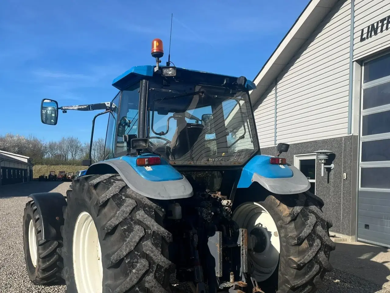 Billede 7 - New Holland 8360 med 4stk fabriksnye dæk til.  Super stærk traktor.