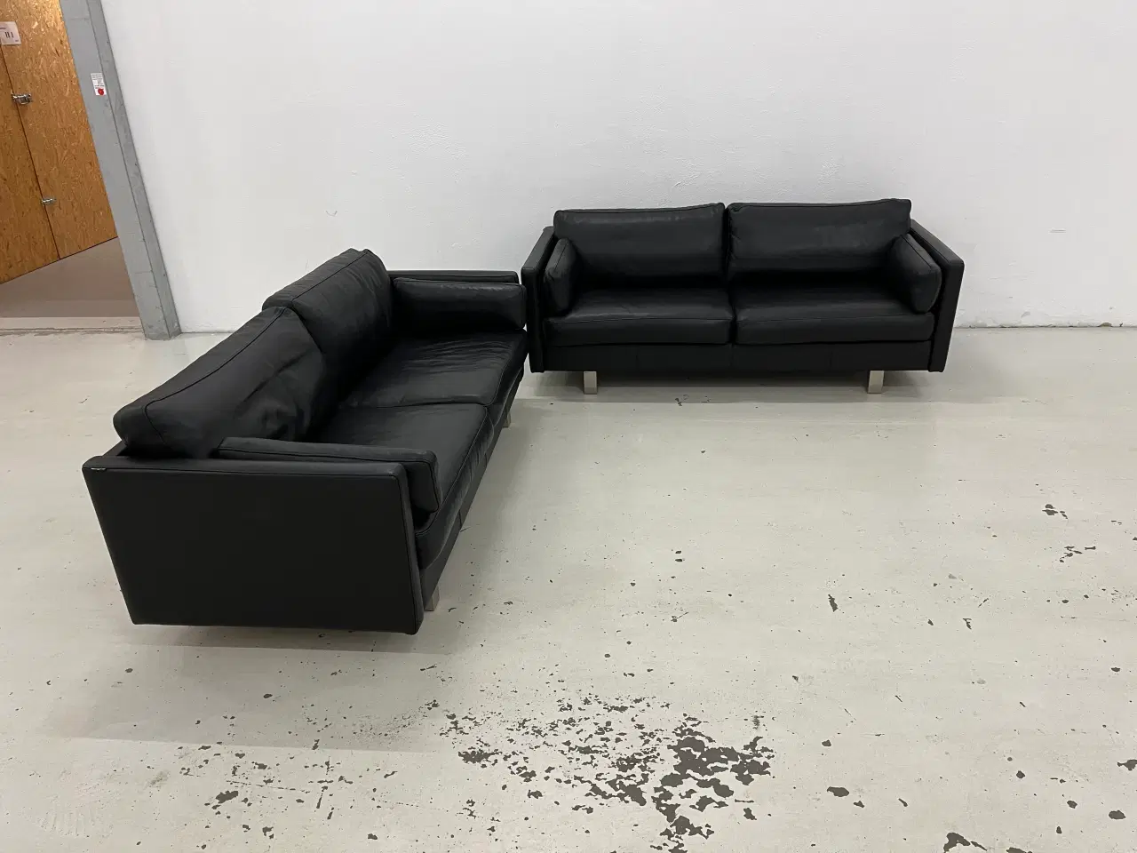 Billede 2 - Skalma Bonn 2x2,5 Pers.Sofaer i sort okse læder.