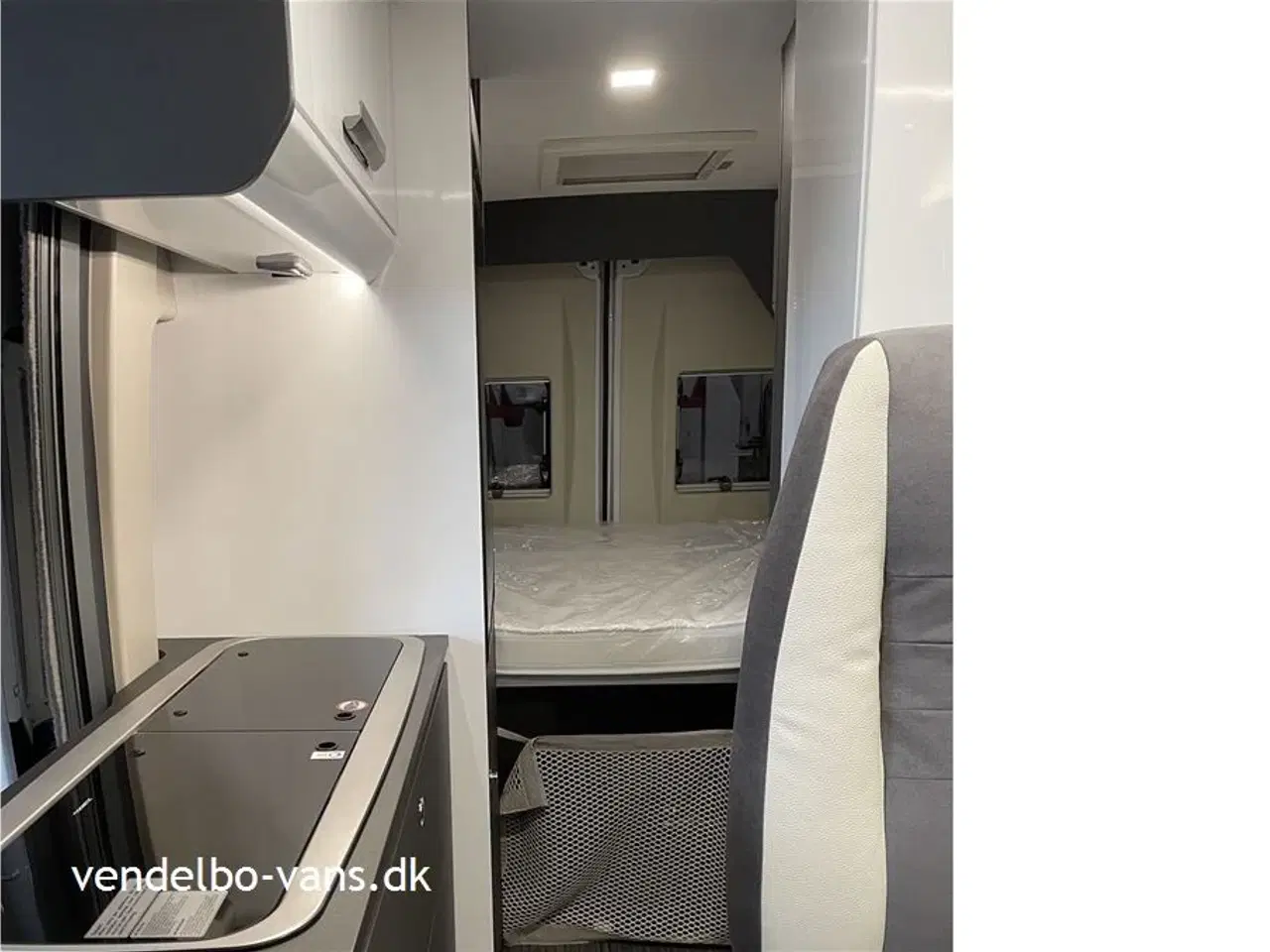 Billede 17 - 2022 - McLouis Menfys Van 03 S-Line   Campervan med dobbeltseng UNDER 6 meter