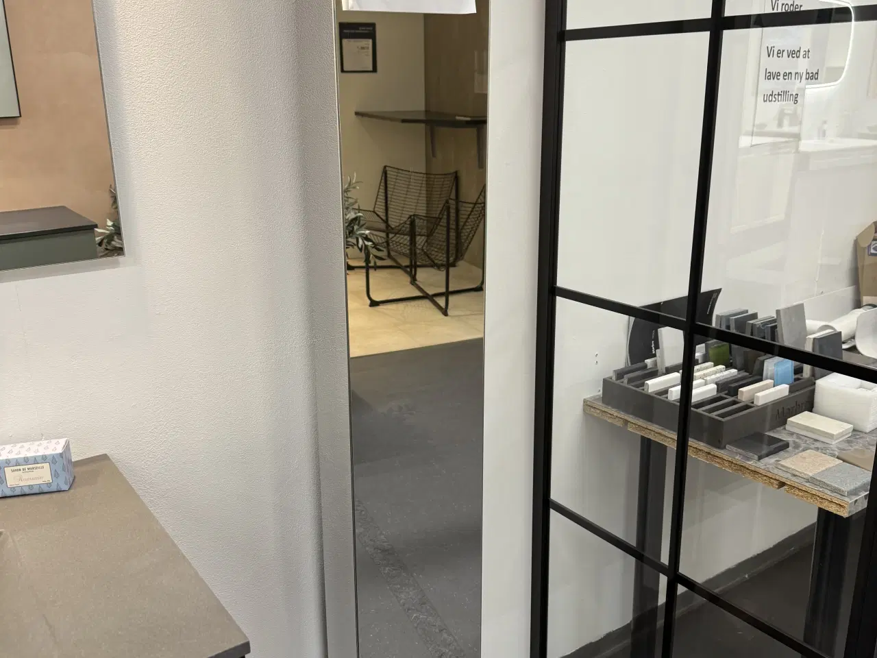 Billede 2 - Dreje spejl skab 