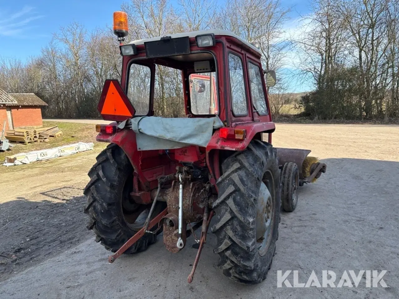 Billede 9 - Traktor Massey Ferguson 135 med fejekost
