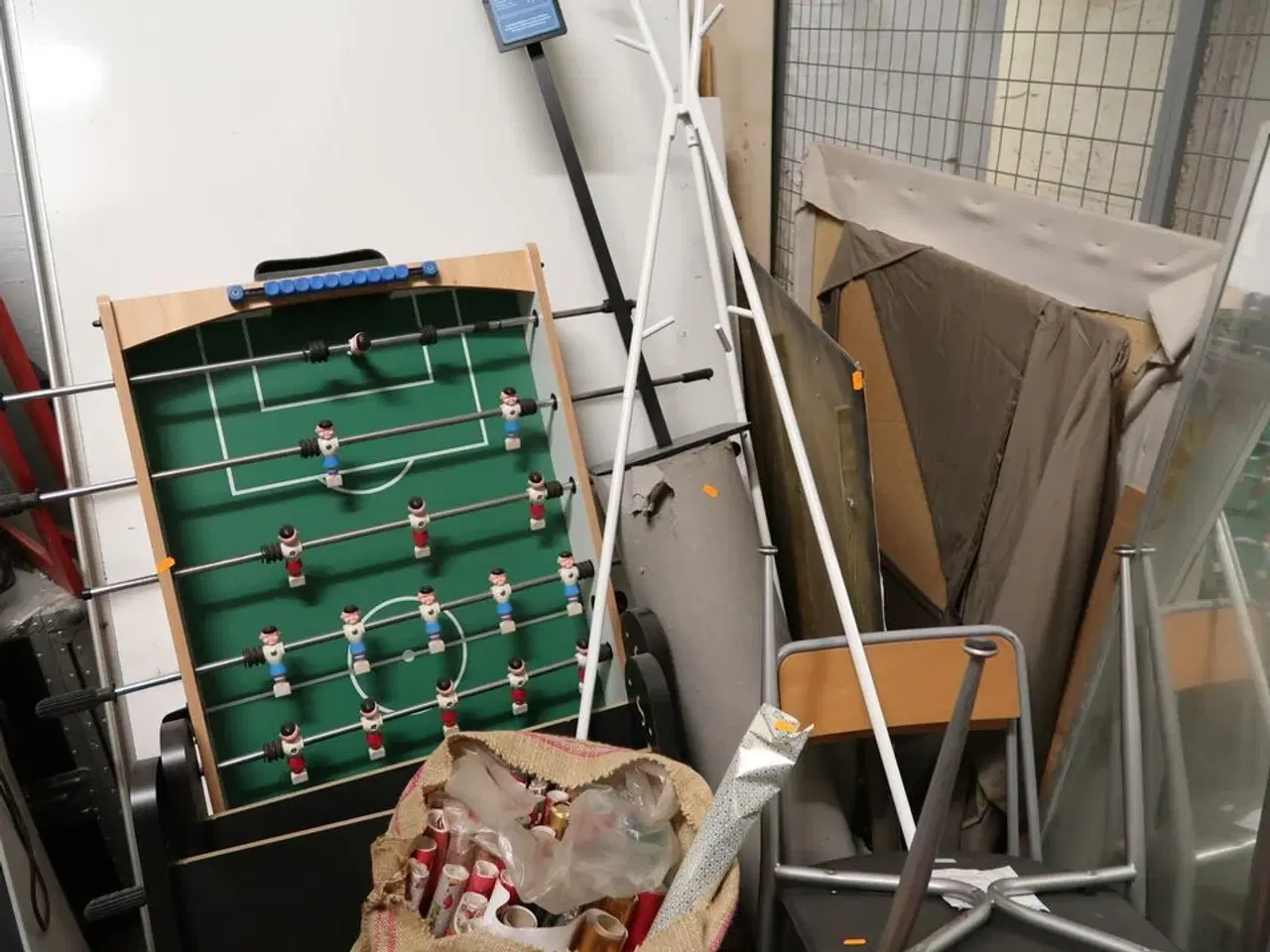 Billede 7 - Div. Stole, bordfodboldbord, fjernsyn, whiteboard m.m.