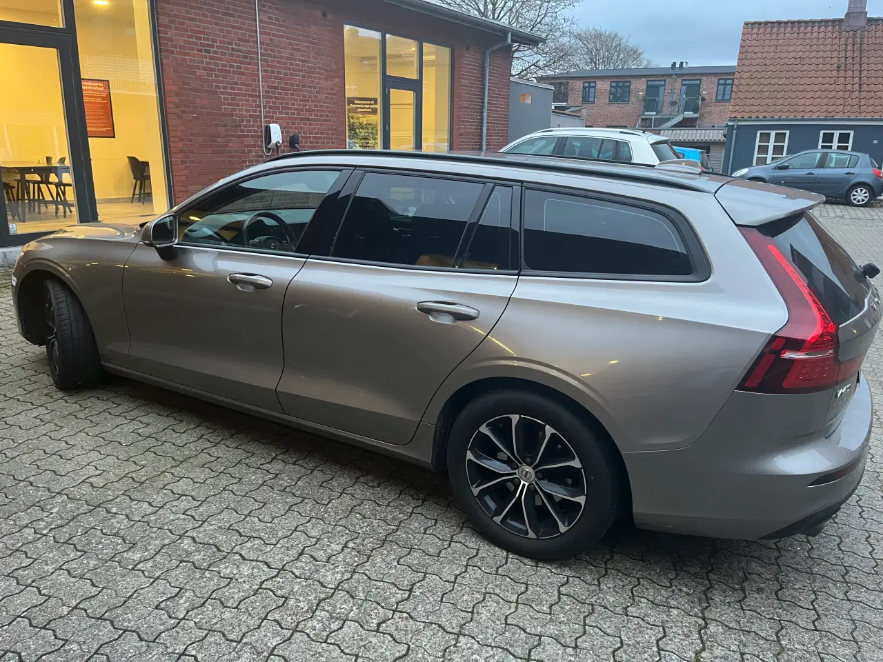 Billede 2 - Volvo V60 Momentum D4 - lav kilometer!