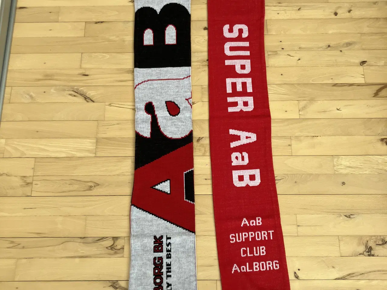 Billede 1 - AaB halstørklæder 2 stk billigt 125kr