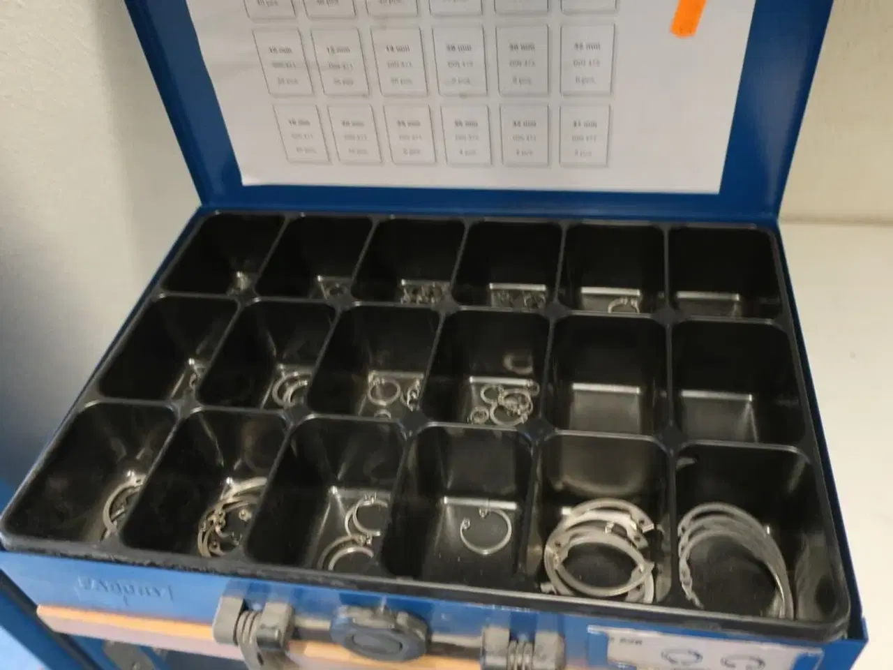 Billede 7 - Værktøjsskab inkl. indhold, samt indhold på reol