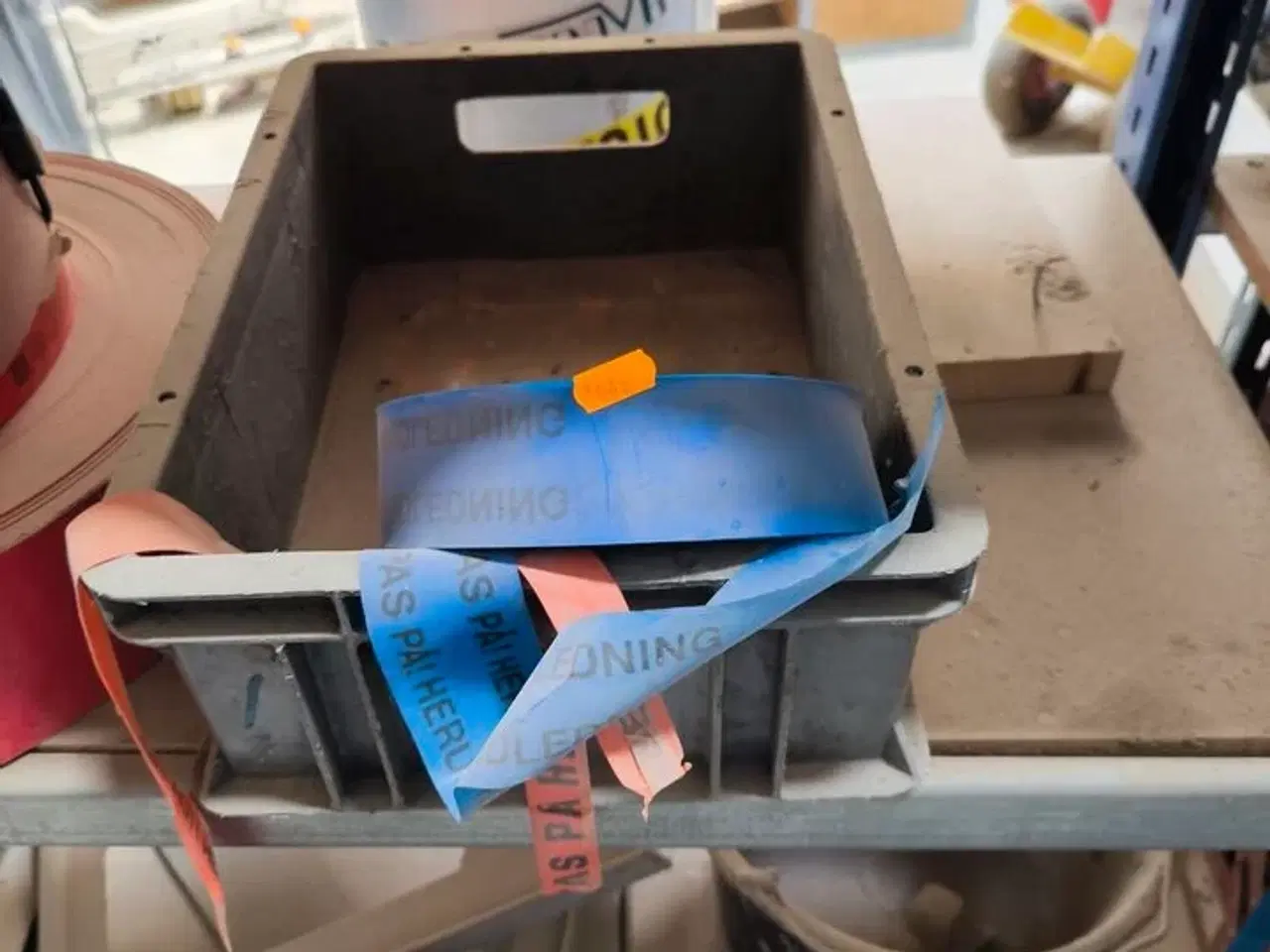 Billede 16 - Indhold på reol (venstre fag)