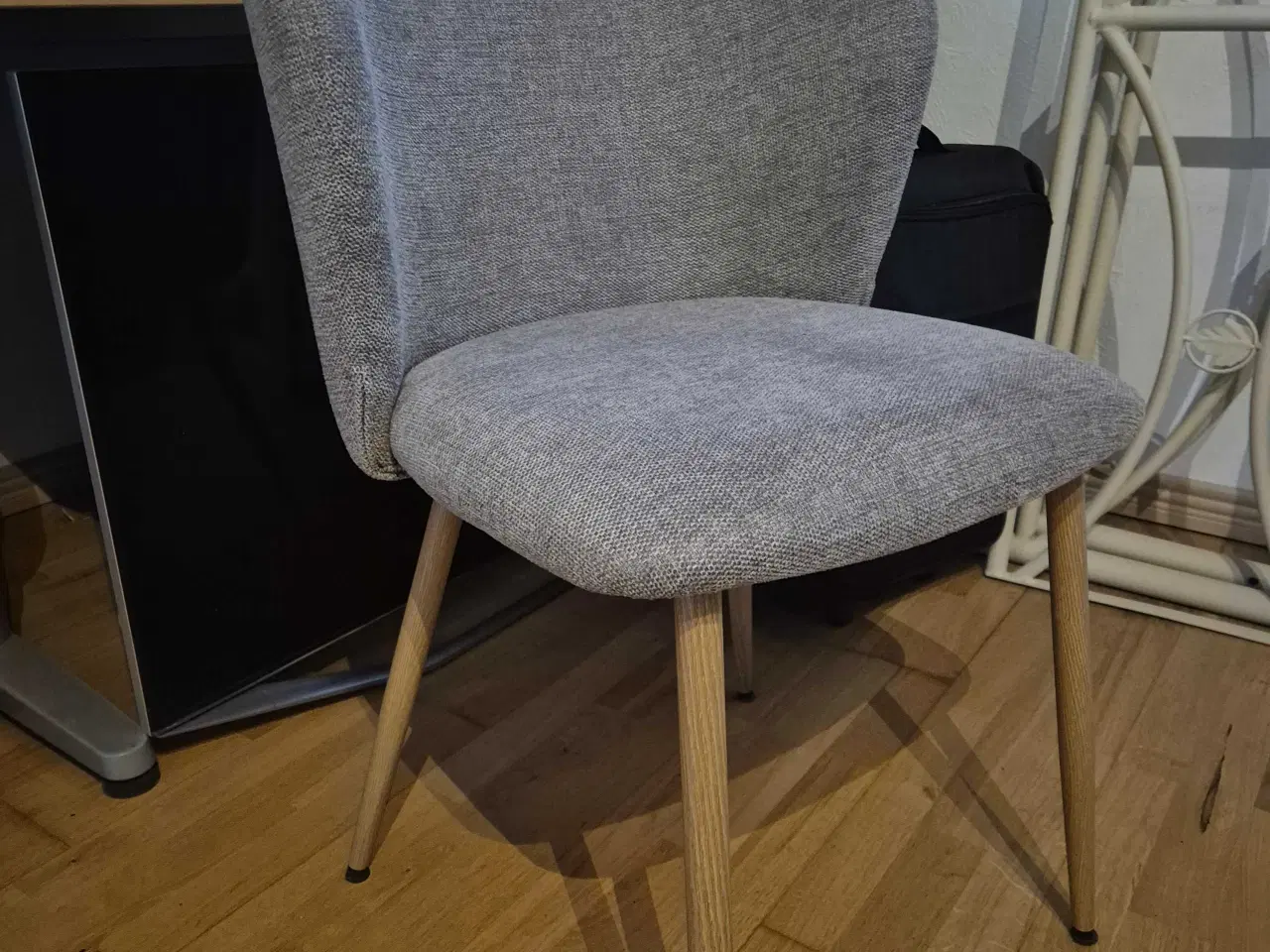 Billede 1 - Spisebordsstole med gråligt stof