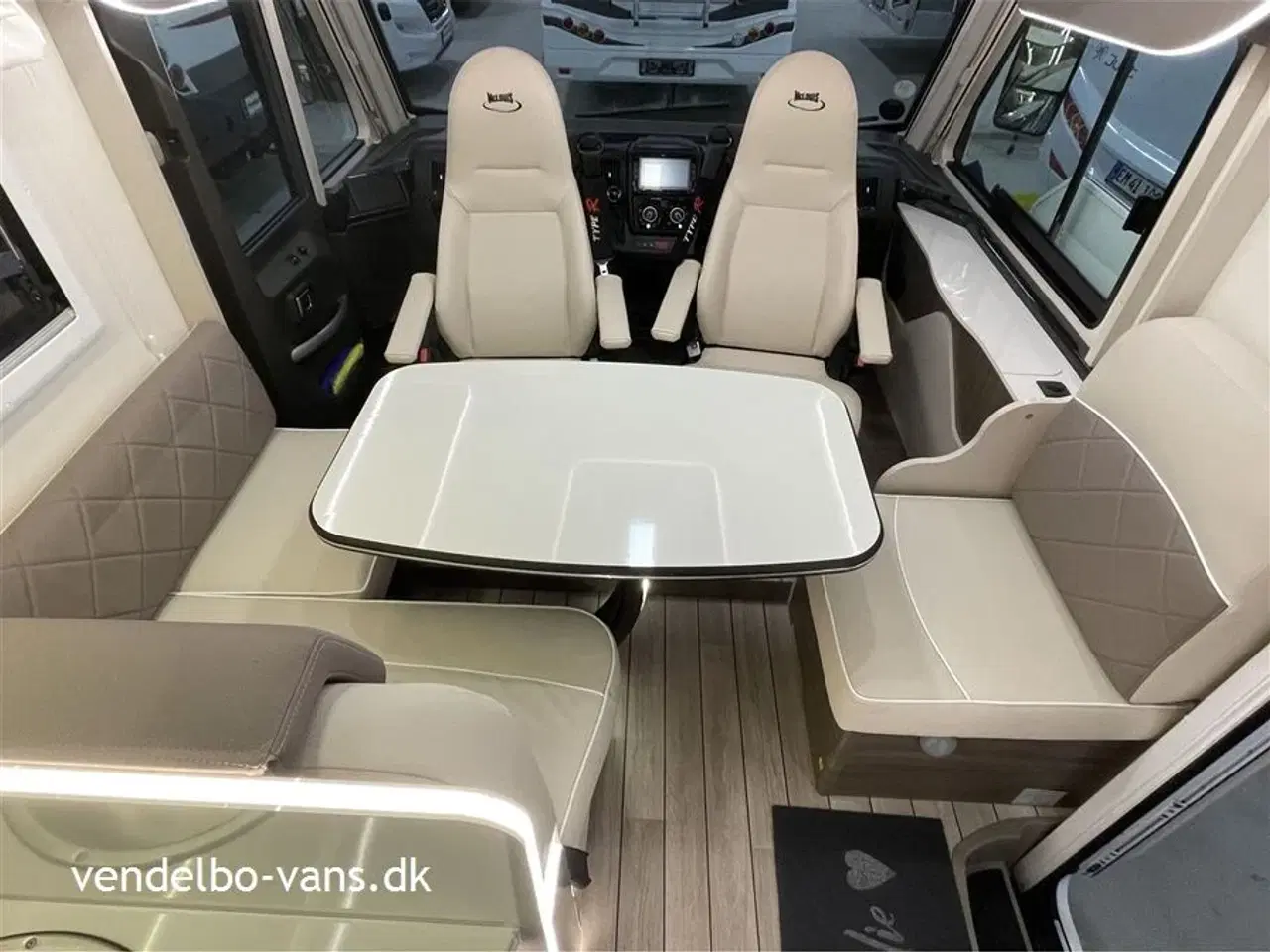 Billede 8 - 2021 - McLouis Nevis 879 G Matic   Højdejusterbar dobbeltseng i bag - stor garage - 160 HK automatgear