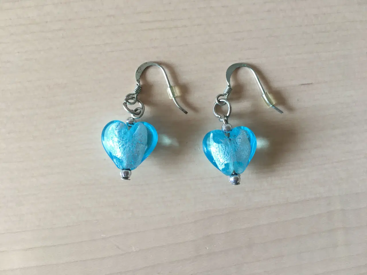 Billede 1 - Øreringe med blåt glas-hjerte