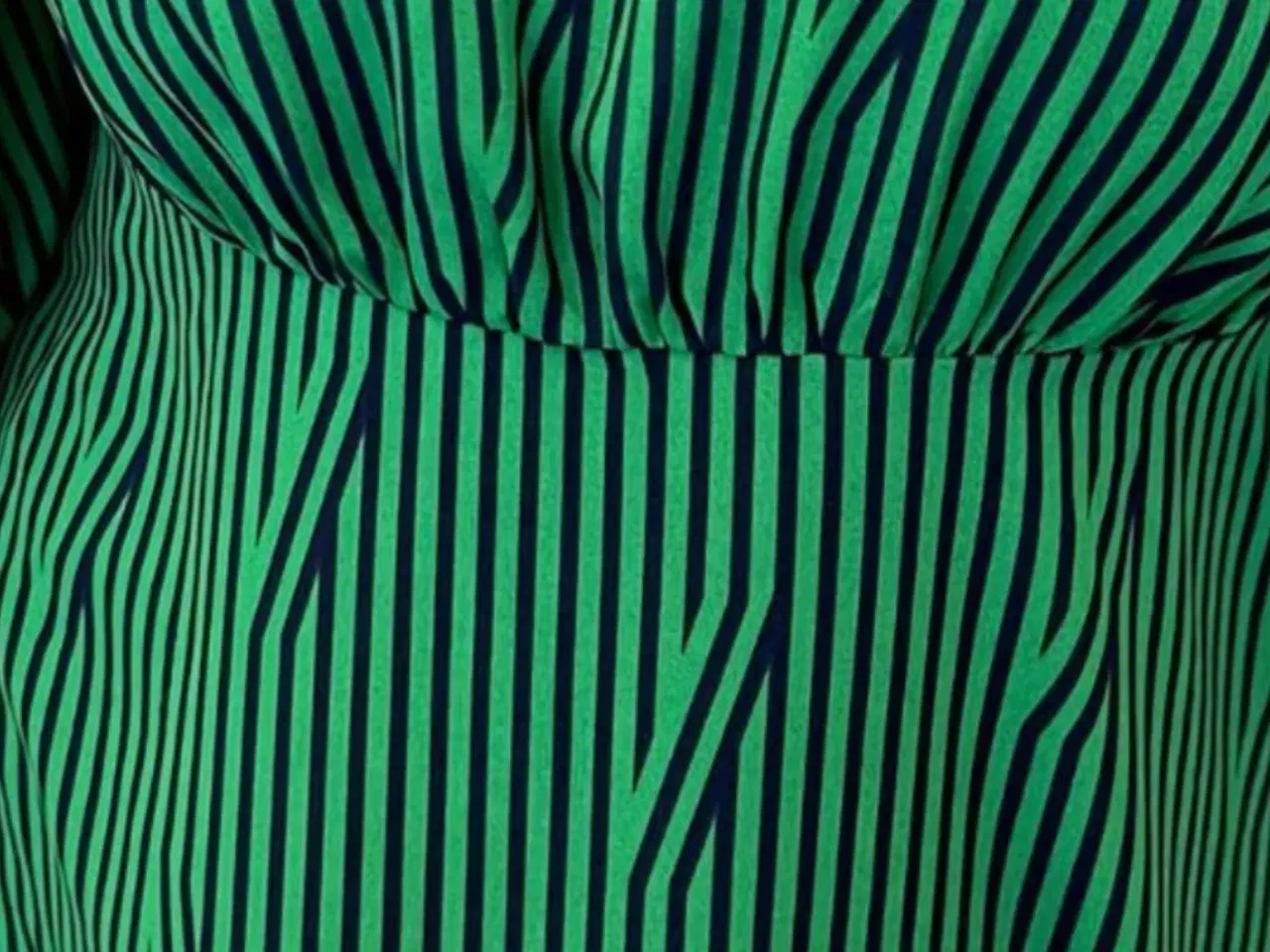 Billede 2 - Flot kjole med grafiske striber 