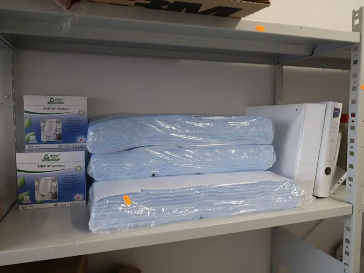 Billede 11 - 3 fag lagerreoler med div. Rengøringsmidler, rengøringsartikler m.m.