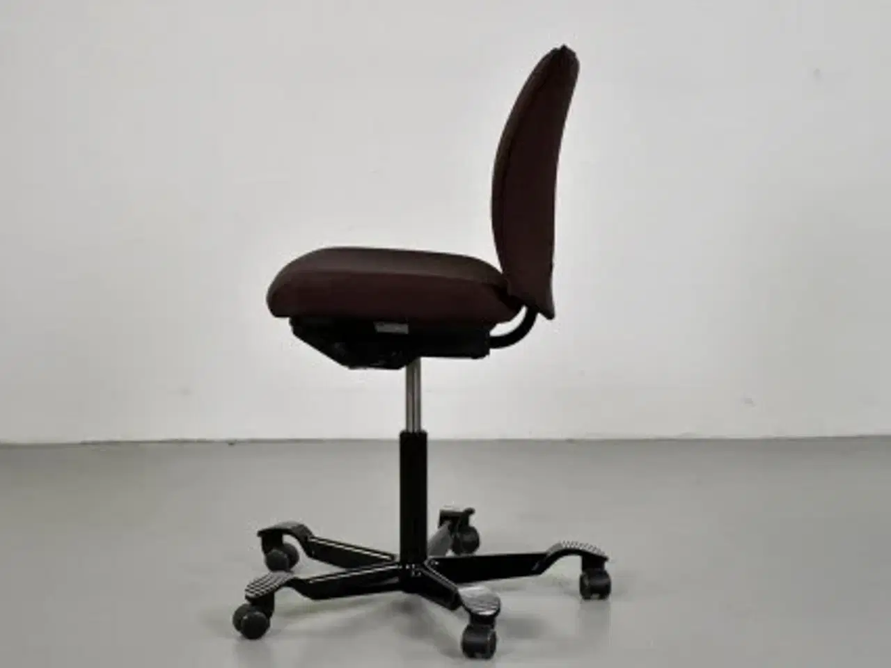 Billede 4 - Häg h05 5200 kontorstol med rødbrun polster og sort stel.