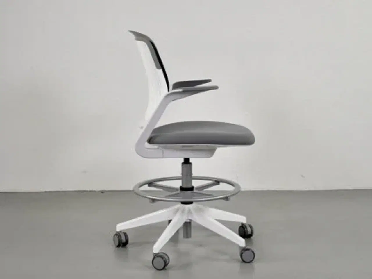 Billede 2 - Steelcase cobi møde-/kontorstol med armlæn, grå polster og hvidt stel, med hjul