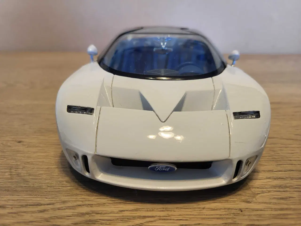 Billede 3 - Modelbil: FORD GT90 1995.  Skala 1/18.