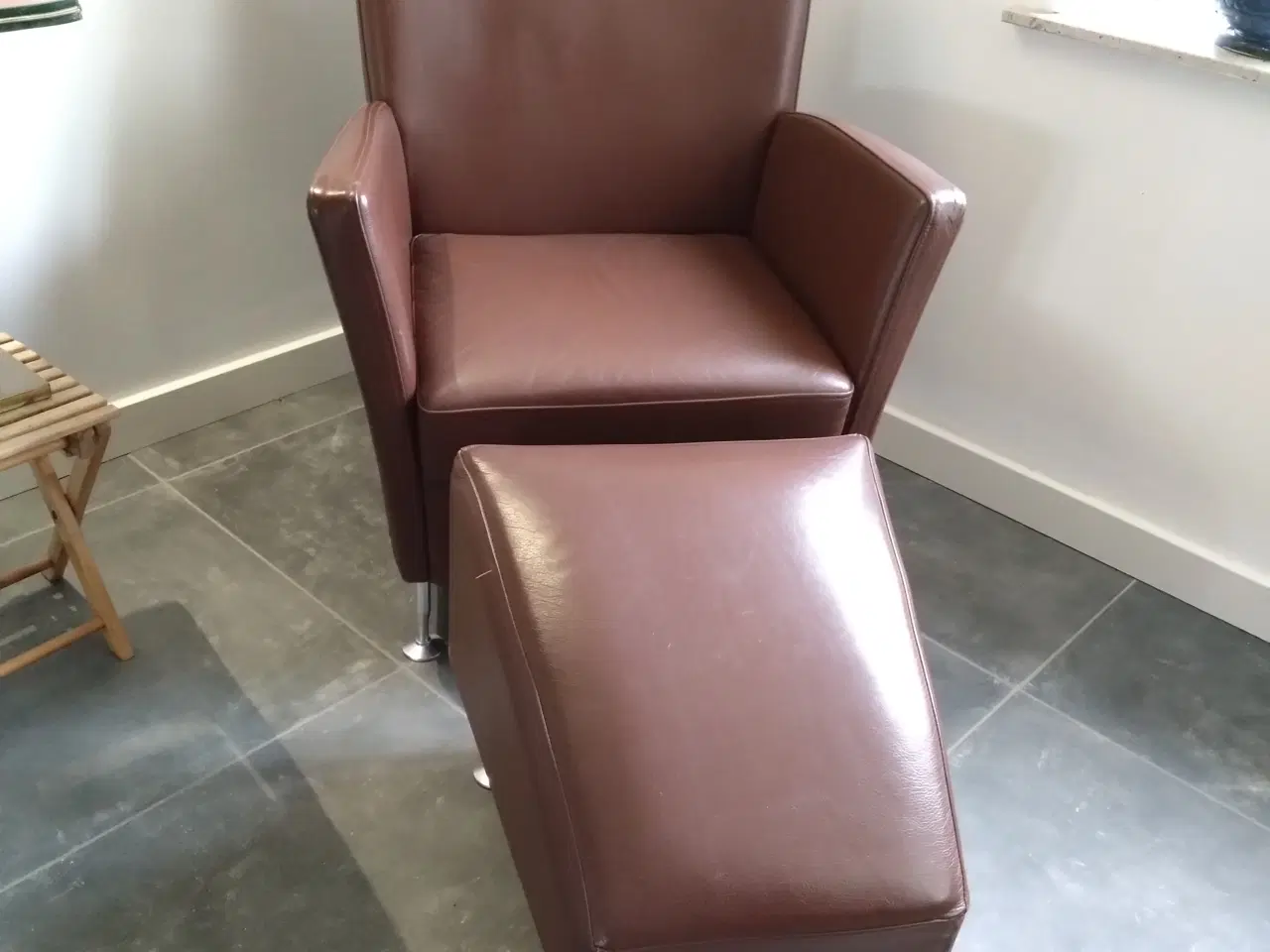 Billede 1 - Brun Hurup læder stol med fodskammel