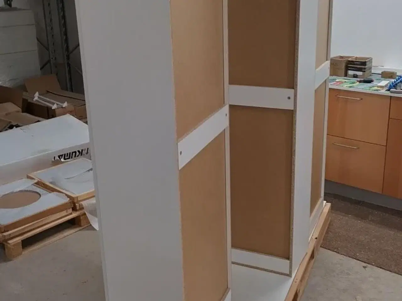 Billede 3 - 4 stk. usamlet højskabe H: 195,2 x B: 60 x D: 34,0 med låge og 16 hylder