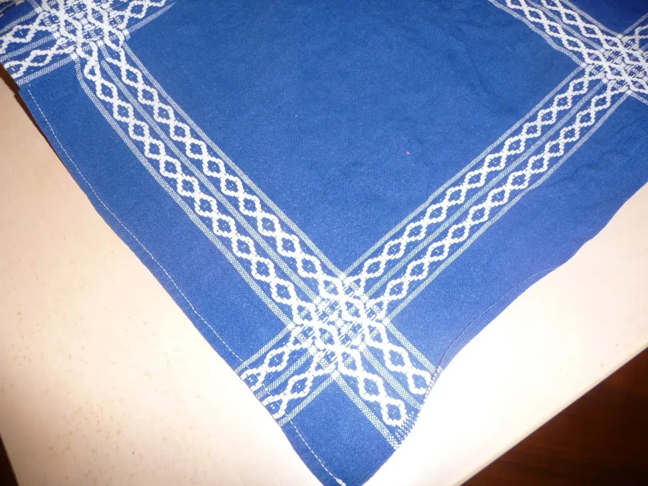 Billede 4 - gammel blå dug, med hvid mønstre