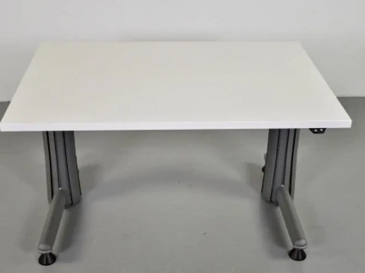 Billede 1 - Hæve-/sænkebord med hvid plade på grå stel