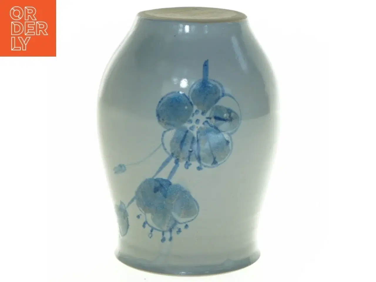 Billede 3 - Allinge pottemageri Bornholm hånddrejet keramik vase med hvid glasur med håndmalet blå blomsterdekoration. Flot stand. (str. 15,5 x 11
