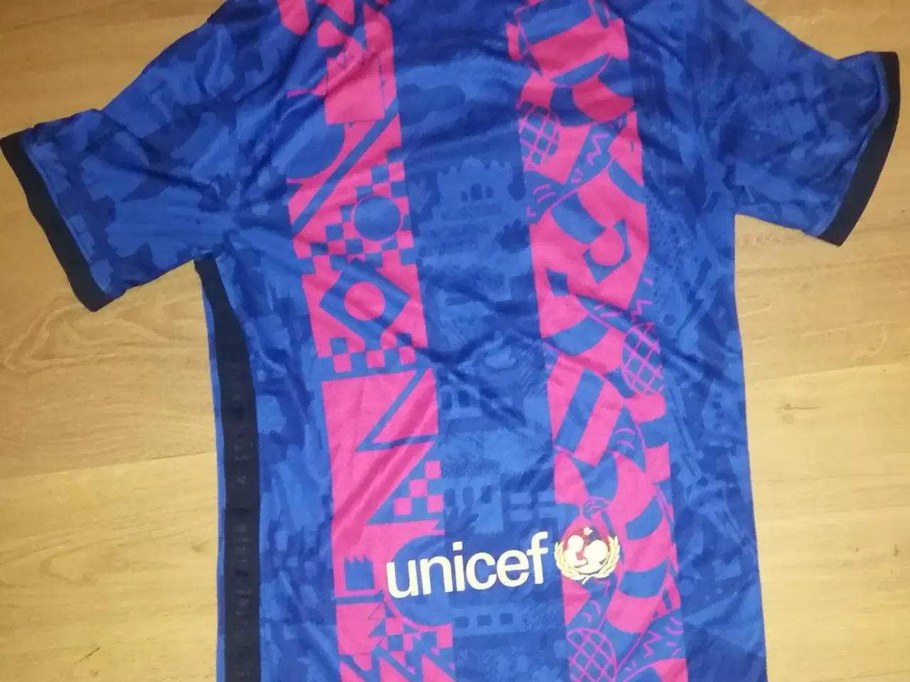 Billede 3 - FC BARCELONA TRØJE 2021/22, STR. S, I FLOT STAND