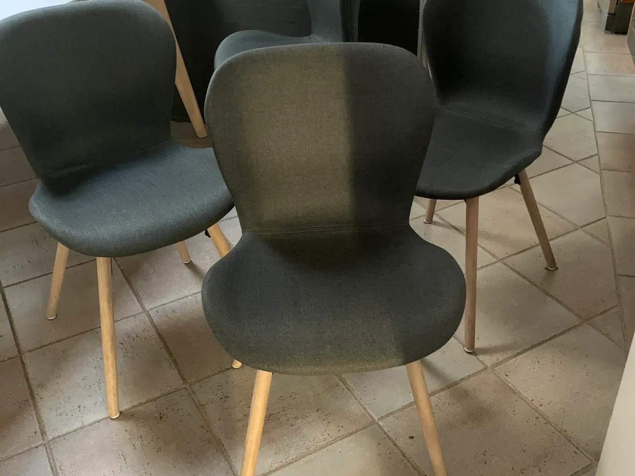 Billede 3 - Spisebord med 4 stole