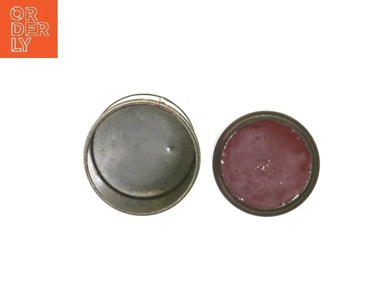 Billede 4 - Rund rød The metaldåse med låg (str. Ø 9,5 cm længde 13,5 cm)