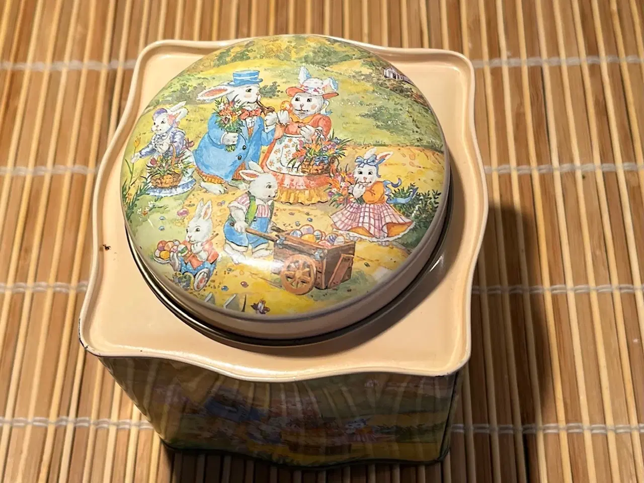 Billede 2 - Vintage påskeblikdåse med kaninfamilie og påskeæg