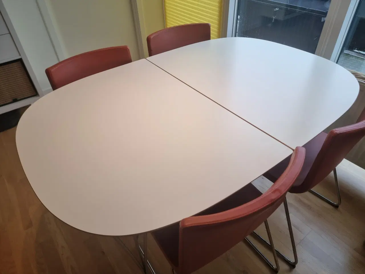 Billede 2 - Spisebord, ovalt, hvidt