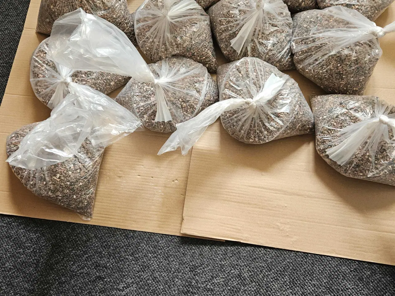 Billede 1 - Akvariegrus