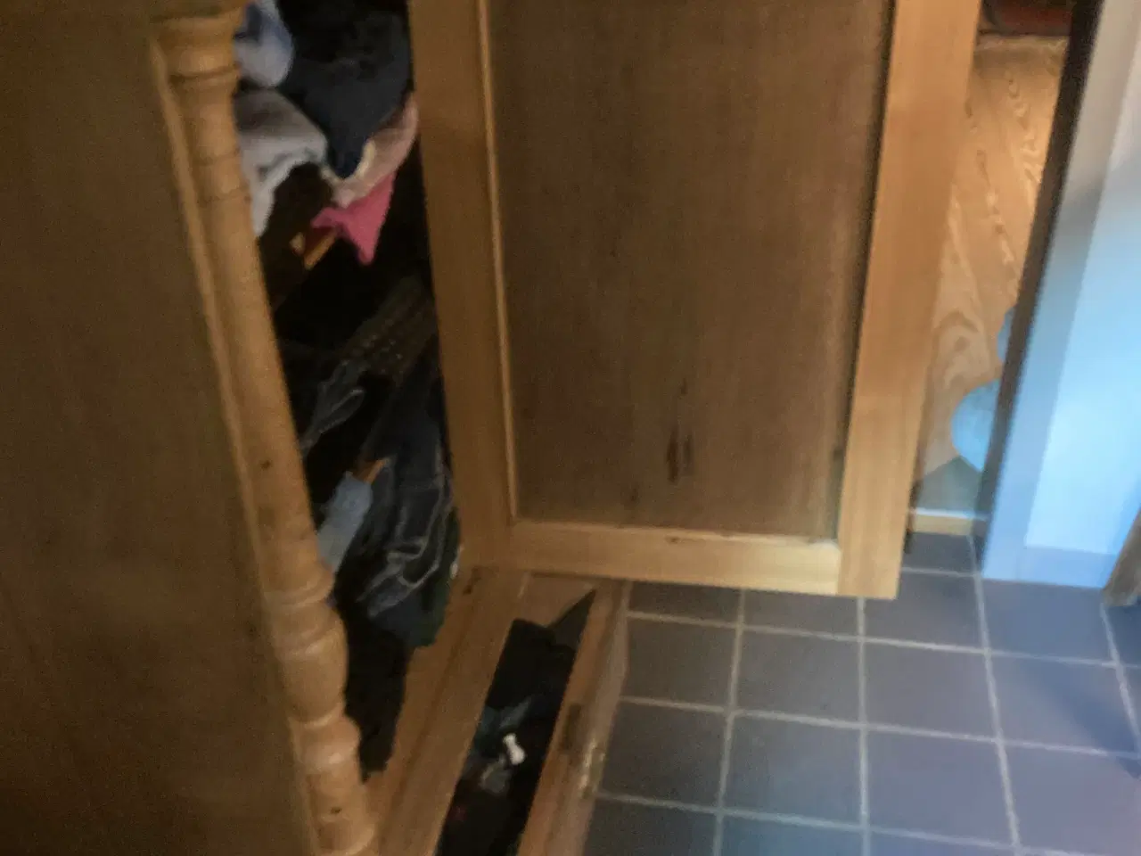 Billede 4 - Dækketøjsskab