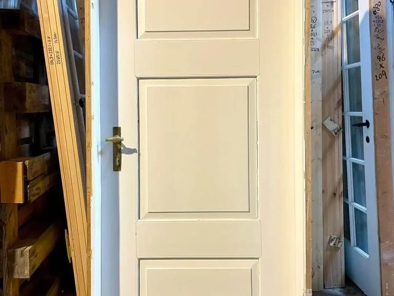 Billede 2 - Lav, bondehusdør m. originale langskilte