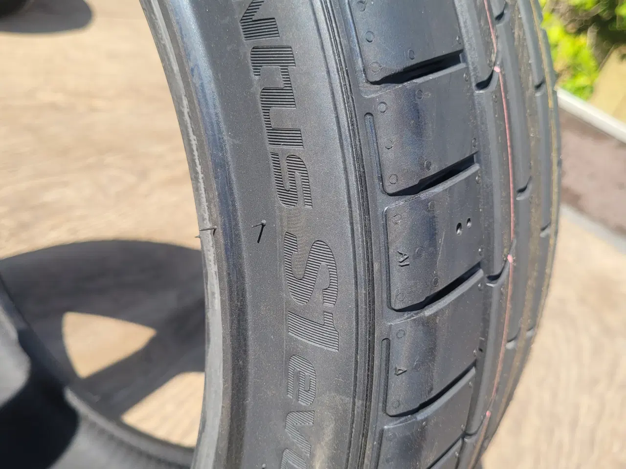 Billede 2 - 235 / 40 R 19