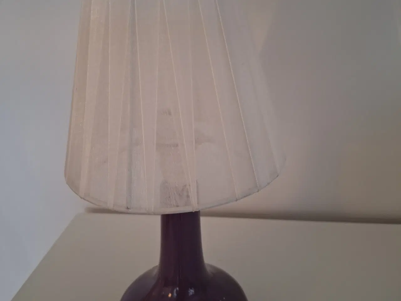 Billede 2 - Bordlampe med, lille fin.. Højde 32 cm.