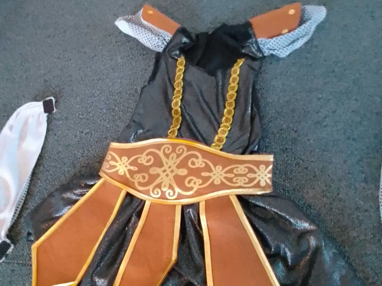 Billede 3 - Ridder prinsesse 4 dele Str 128 NSN