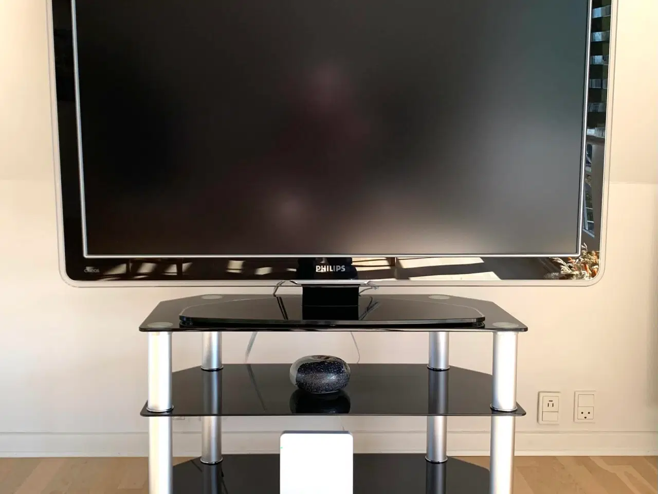 Billede 1 - Flot Philips Ambilight TV med bord på hjul
