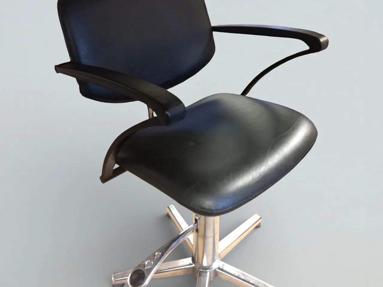 Billede 2 - Frisørstol i industrielt design – højdejusterbar