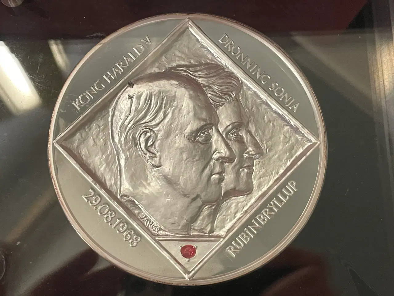 Billede 1 - 1 KG Norsk sølv 999 rent sølv 2008, med 1 Rubin på